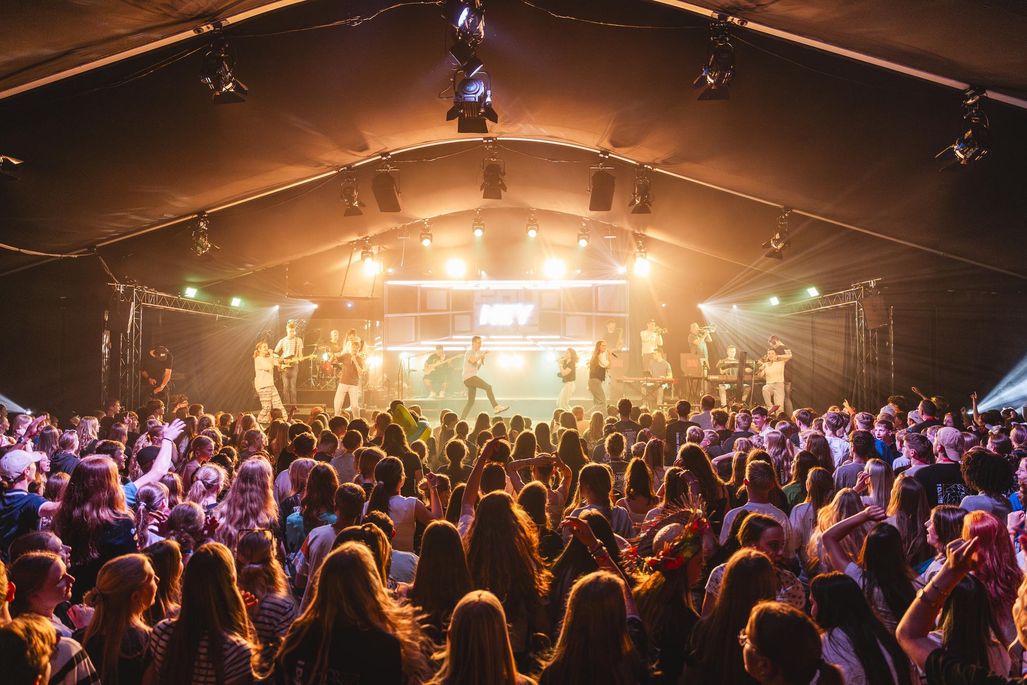 Volle tent tijdens Square