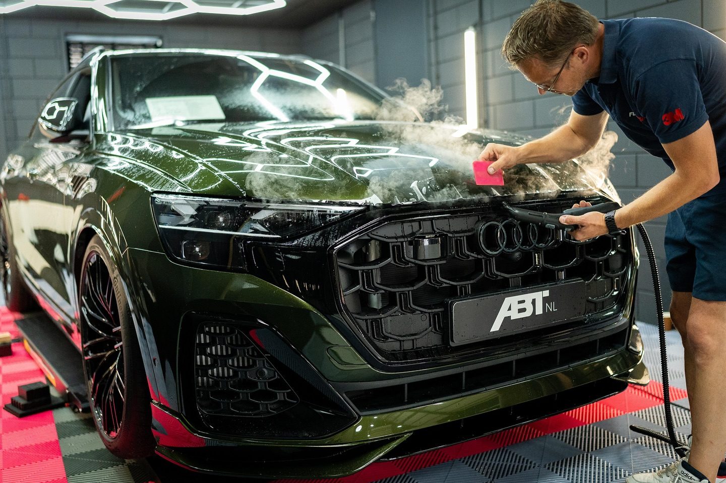 PPF aanbrengen op een Audi SQ8 in de werkplaats van FolieTotaal
